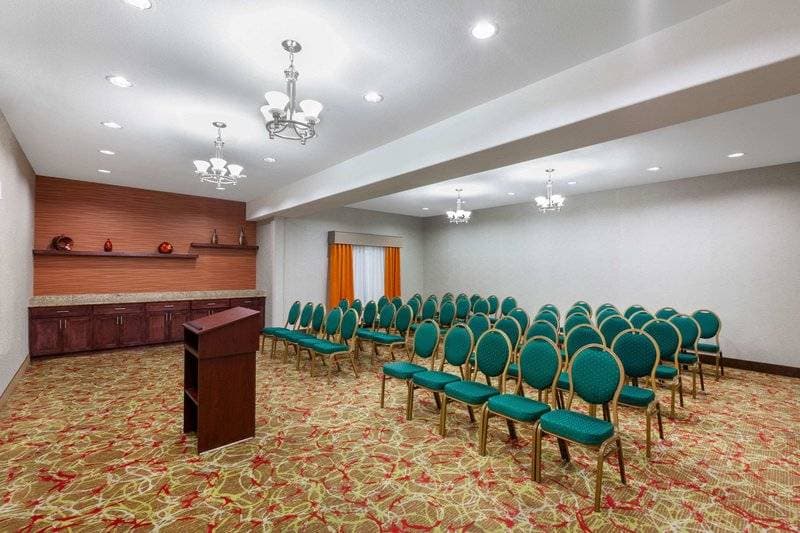 La Quinta Inn & Suites by Wyndham Houston Channelview 42