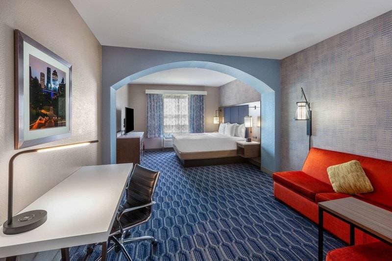 La Quinta Inn & Suites by Wyndham Houston Channelview 8