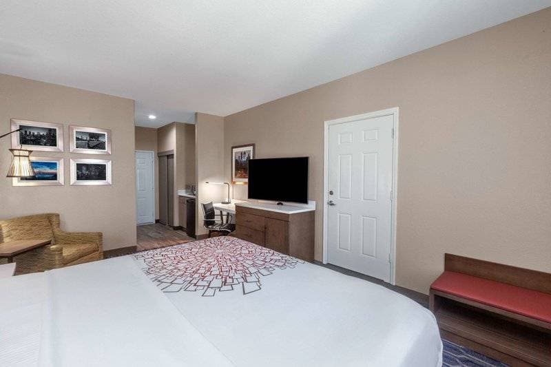 La Quinta Inn & Suites by Wyndham Houston Channelview 13