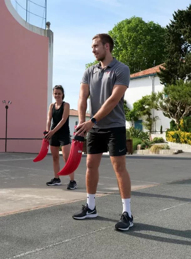 Initiation pelote basque avec deux éducateurs sportifs