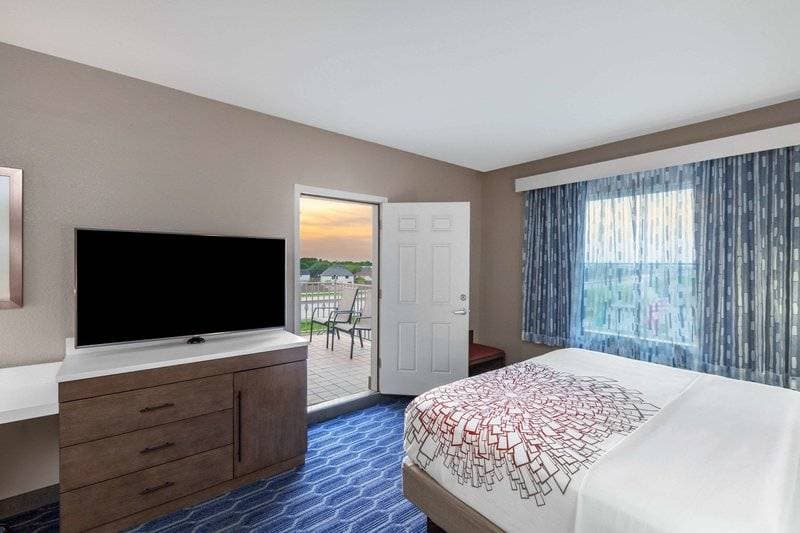 La Quinta Inn & Suites by Wyndham Houston Channelview 14