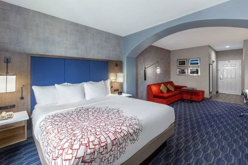 La Quinta Inn & Suites by Wyndham Houston Channelview 12