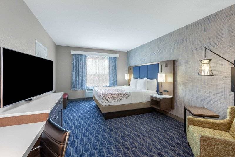 La Quinta Inn & Suites by Wyndham Houston Channelview 11