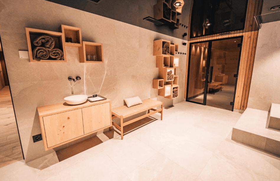 Allalin Swiss Alpine Hotel 8
