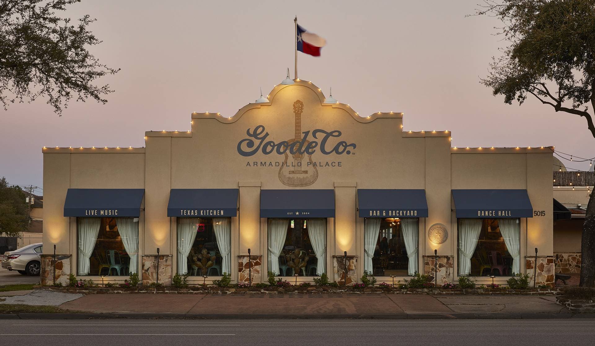 photo de Goode Co. Armadillo Palace